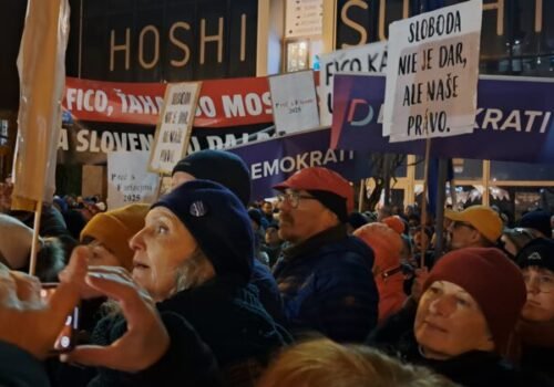 „Slovensko si nedáme“ či „dosť bolo Fica“ sa v piatok ozývalo námestím v Poprade, na protest prišlo do 4-tisíc ľudí