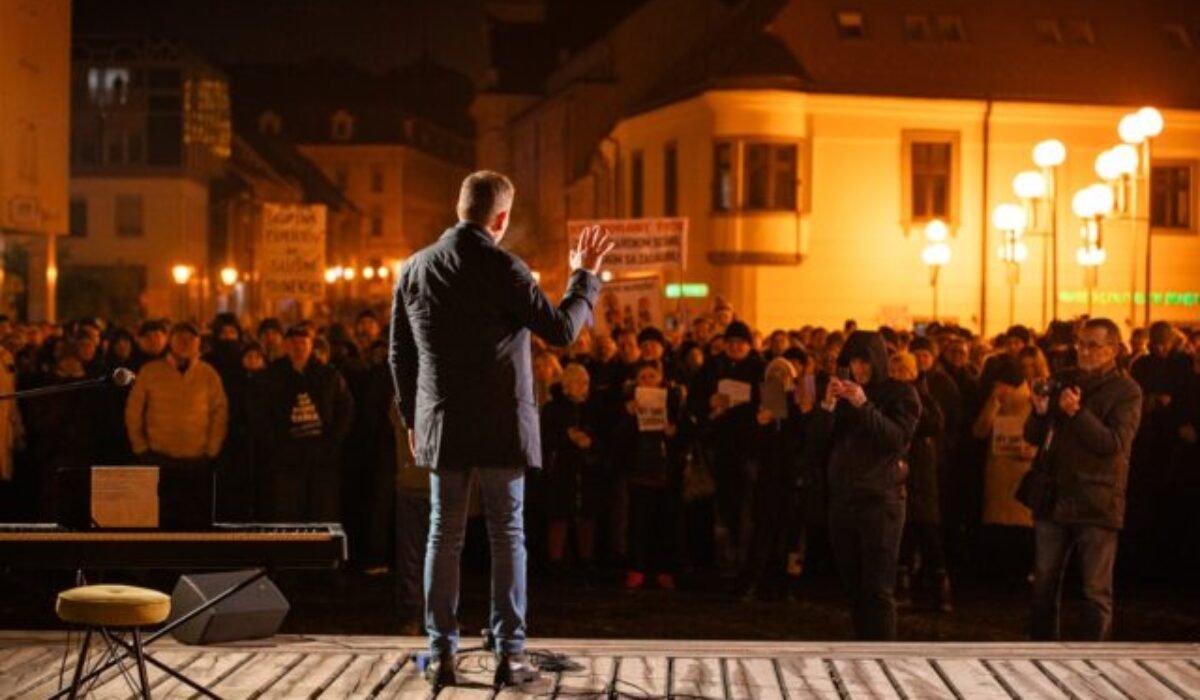 Protest v Trnave spojil predstaviteľov celej opozície. Na Trojičnom námestí vystúpil Matovič, Viskupič či Mráz