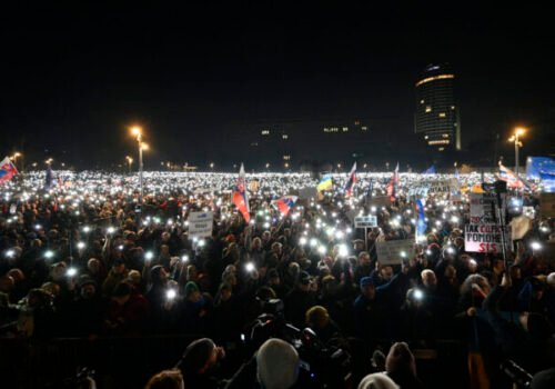 My sme Európa! a Dosť bolo Fica! kričalo viac ako 100-tisíc ľudí na protestoch v slovenských mestách – FOTO