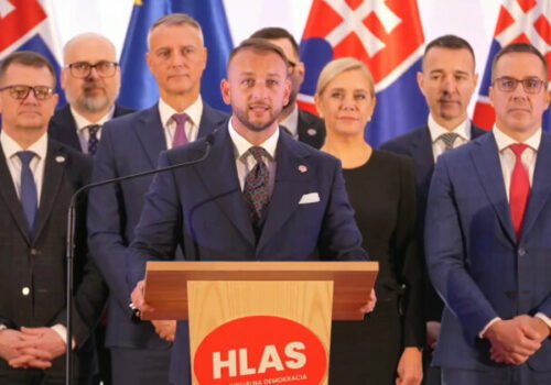 Šutaj Eštok odkázal protestujúcim, že aj Hlas je Európa. Polícia do protestov nezasahovala, dodal ako minister vnútra – VIDEO