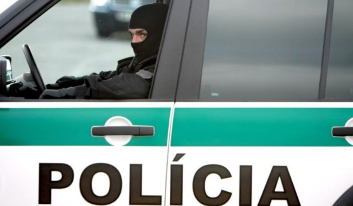 Muž sa po napadnutí manželky zabarikádoval v dome, privolaní boli policajní vyjednávači aj kukláči