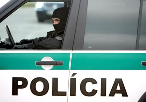 Muž sa po napadnutí manželky zabarikádoval v dome, privolaní boli policajní vyjednávači aj kukláči