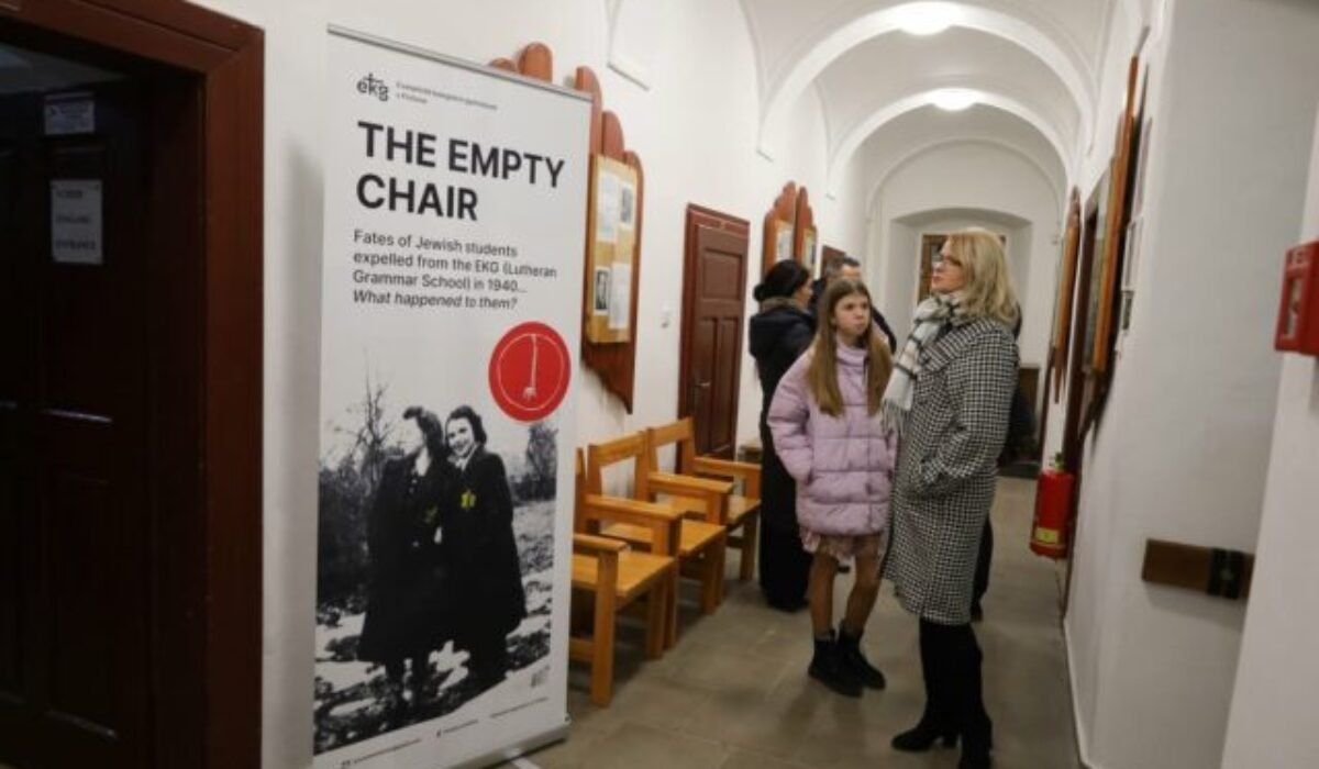 Do študentských lavíc sa už nevrátili, zahynuli v koncentračných táboroch. Na životné príbehy niektorých z nich poukazuje projekt Prázdna stolička – FOTO
