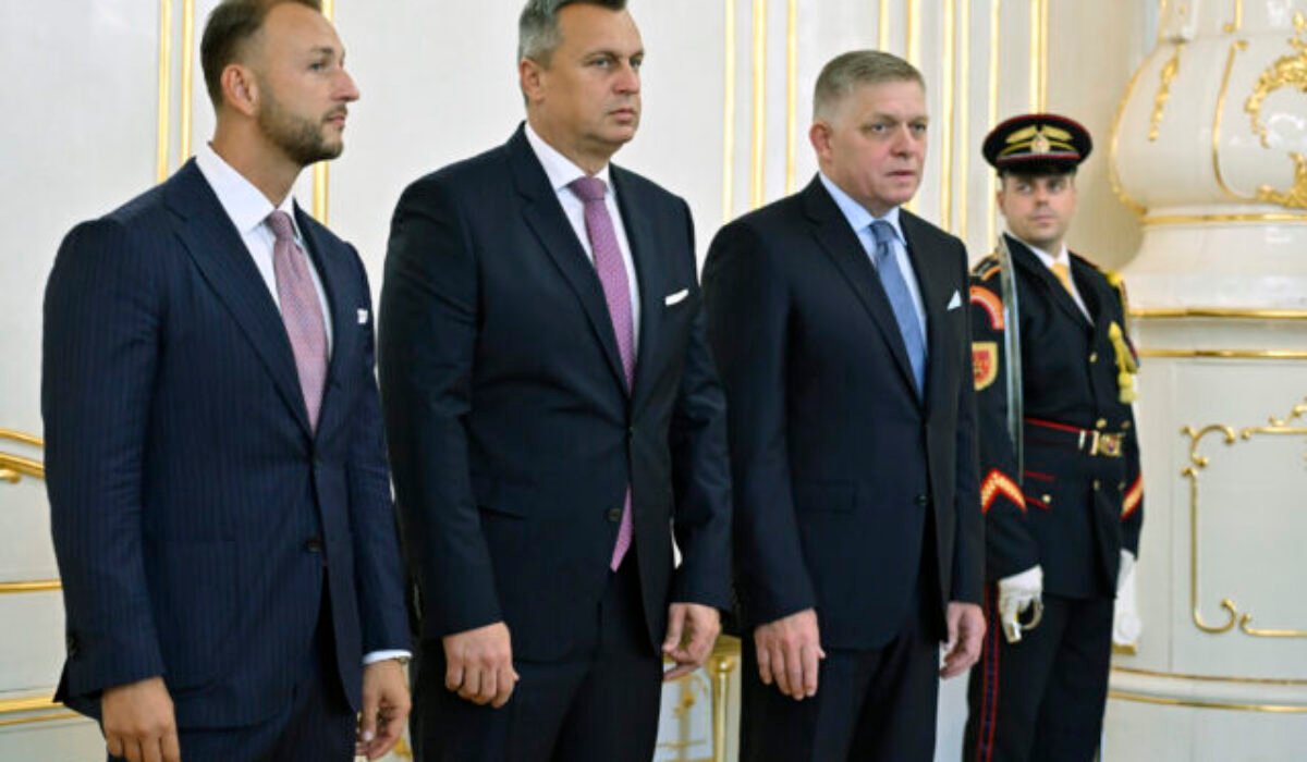Hlas-SD a SNS chcú predložiť návrhy na obnovu vládnej väčšiny v pondelok. Ak tak nespravia, situáciu bude riešiť Fico
