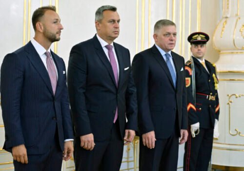 Hlas-SD a SNS chcú predložiť návrhy na obnovu vládnej väčšiny v pondelok. Ak tak nespravia, situáciu bude riešiť Fico