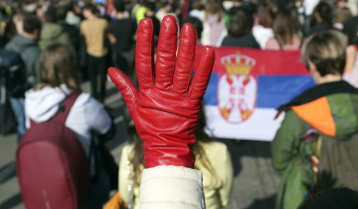 Protestujúci srbskí študenti zablokovali hlavnú cestnú križovatku v Belehrade