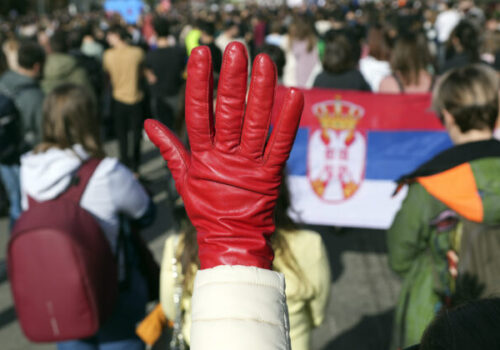 Protestujúci srbskí študenti zablokovali hlavnú cestnú križovatku v Belehrade