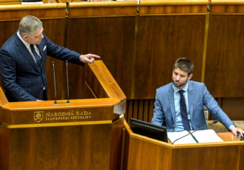 Odvolávanie Fica a vlády v parlamente: Mimoriadna schôdza sa nezačala, poslanci koalície neprišli – VIDEO