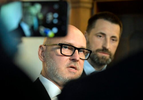 Gröhling kritizuje neotvorenie schôdze k vysloveniu nedôvery vláde, hovorí o absolútnom pohŕdaní ľuďmi na Slovensku – VIDEO