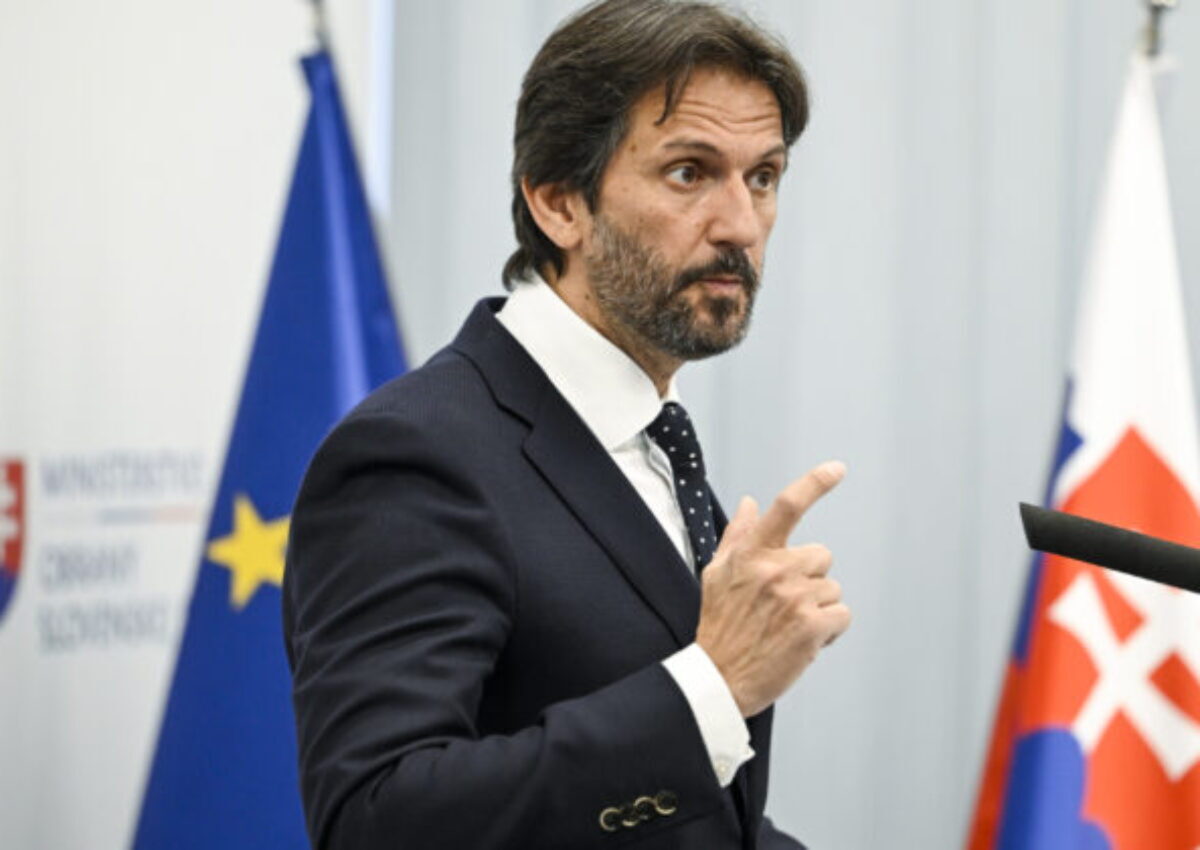 Progresívne Slovensko má podozrenie na konflikt záujmov ministra obrany Kaliňáka a podáva podnet