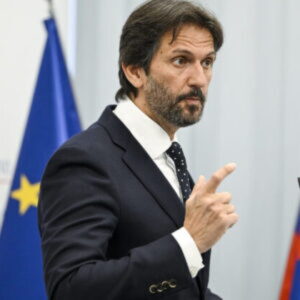 Progresívne Slovensko má podozrenie na konflikt záujmov ministra obrany Kaliňáka a podáva podnet