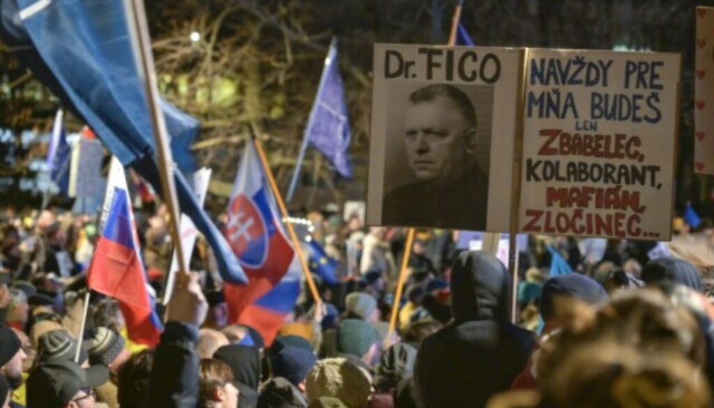 Zhromaždenia „Slovensko je Európa“ aj naďalej pokračujú, protesty prebiehajú vo viac ako 50 mestách – VIDEO, FOTO