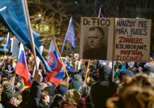 Zhromaždenia „Slovensko je Európa“ aj naďalej pokračujú, protesty prebiehajú vo viac ako 50 mestách – VIDEO, FOTO