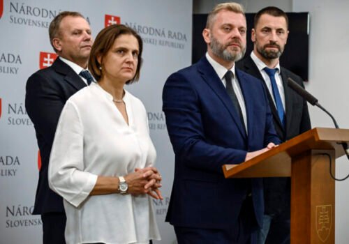 Ficova zmena ústavy ide proti podstate členstva Slovenska v Únii, liberáli iniciujú hromadnú pripomienku – VIDEO