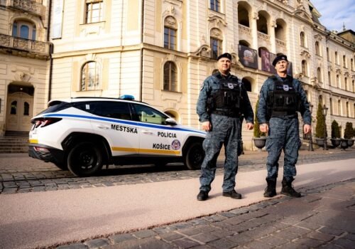 Mestskí policajti v Košiciach už využívajú osem telových kamier, pribudnúť by mali aj ďalšie – FOTO