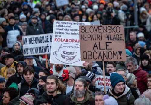 Protesty „Slovensko je Európa“ pokračujú aj v piatok 7. februára, opäť sa uskutočnia v desiatkach slovenských miest