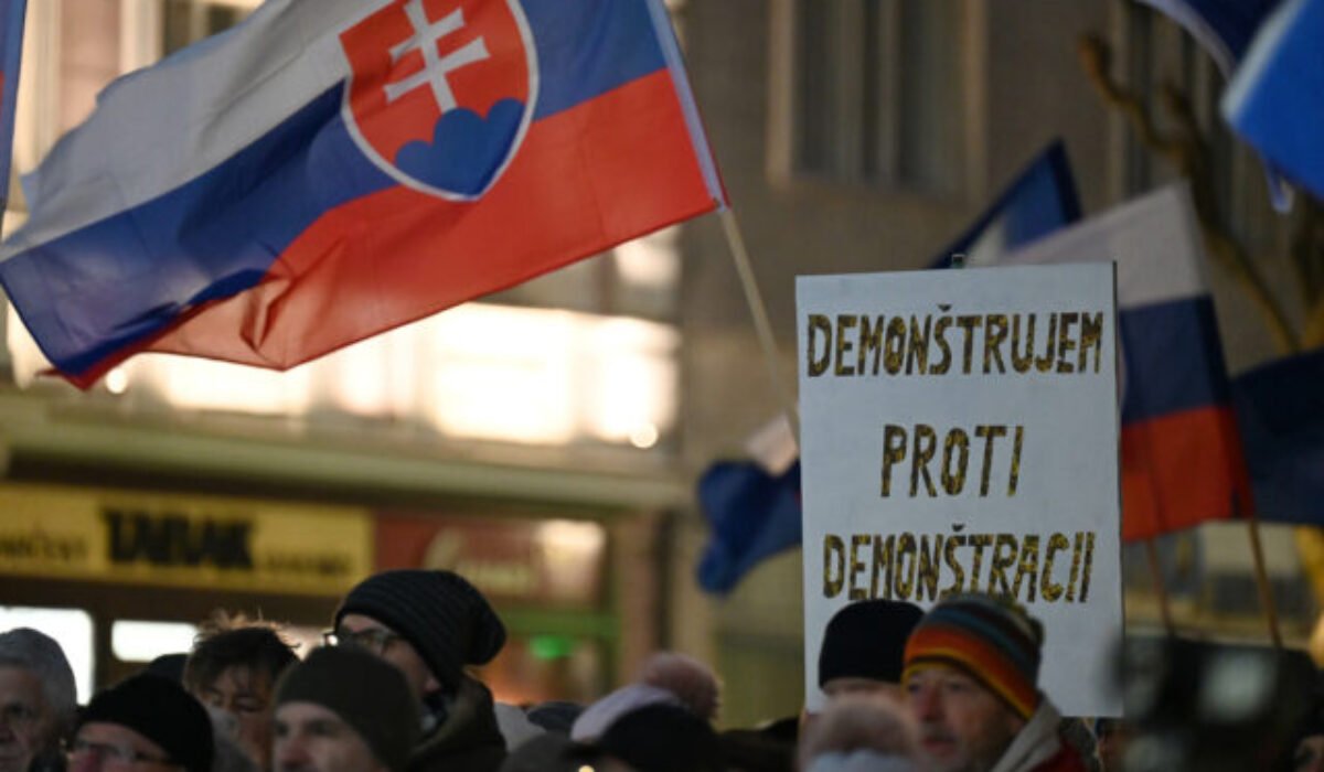 Viac ako polovica ľudí na Slovensku si myslí, že protivládne protesty nie sú riadené zo zahraničia