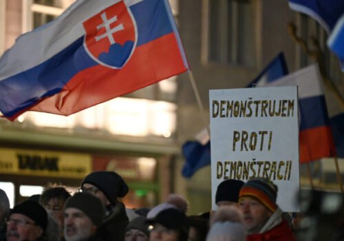 Na námestiach protestovalo dokopy zhruba 100-tisíc ľudí, občania vyzývali Fica na podanie demisie – VIDEO, FOTO