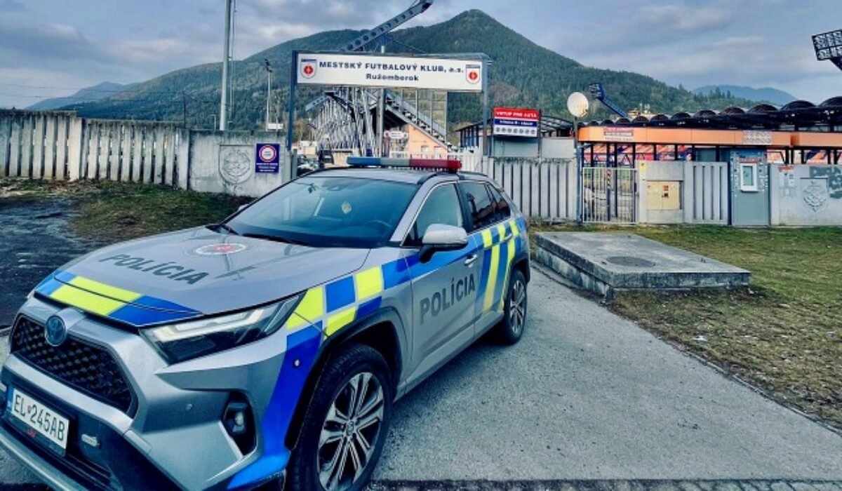 Polícia upozorňuje na obmedzenia a bezpečnostné opatrenia počas futbalového zápasu MFK Ružomberok a ŠK Slovan Bratislava
