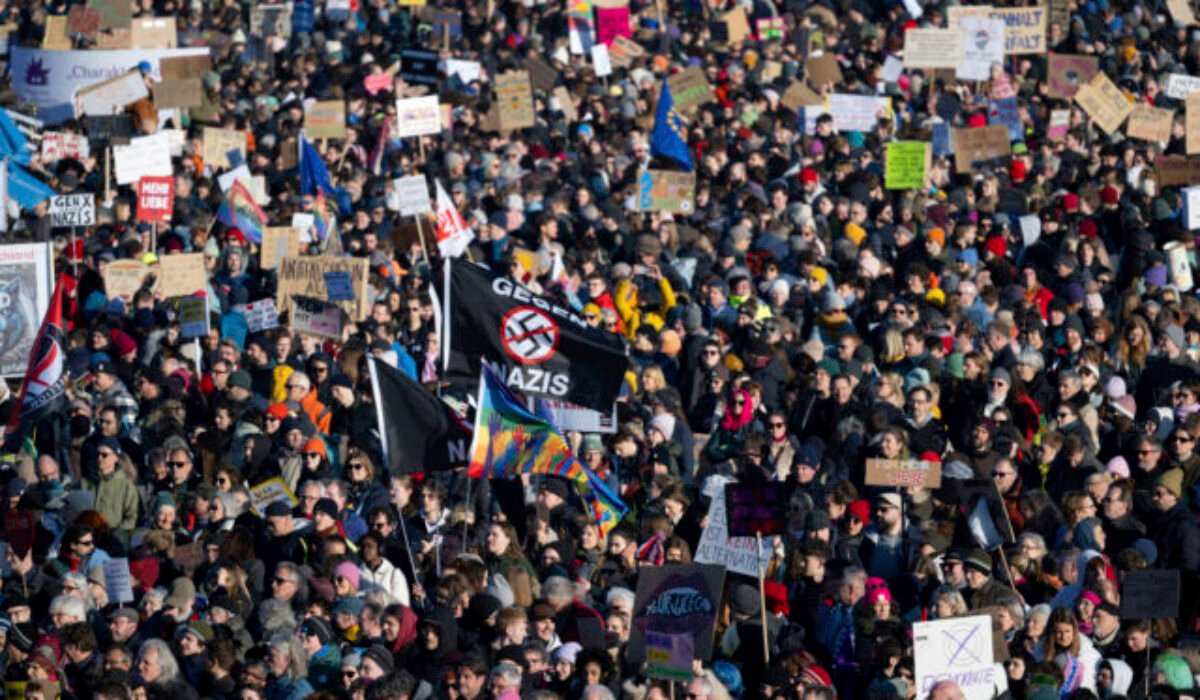 V Mníchove protestovalo 250-tisíc ľudí proti krajnej pravici, demonštranti sa zhromaždili pod heslom „Demokracia ťa potrebuje“