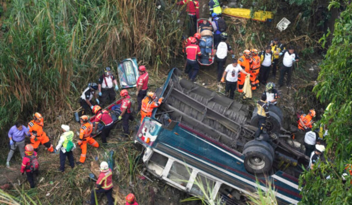 Pri havárii autobusu v Guatemale zomrelo najmenej 51 ľudí