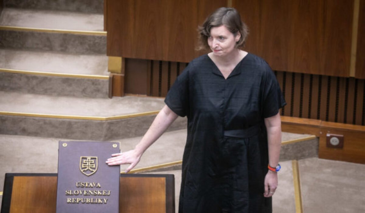 Ústavný súd prijal na ďalšie konanie sťažnosť Plavákovej, týka sa kauzy vykázania z pléna parlamentu pre nálepky na laptope