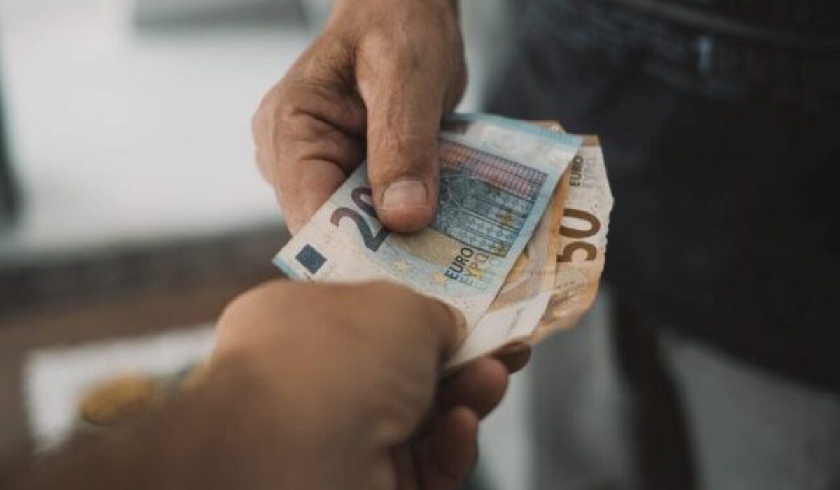 Najviac zarábajú zamestnanci súkromných zahraničných firiem, platy štátnych zamestnancov zaostávajú
