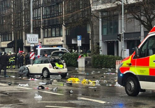 Auto vrazilo do davu v Mníchove, niekoľko osôb utrpelo zranenia – FOTO