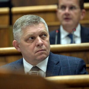 Odobranie dávok v hmotnej núdzi ako „príjemný rasizmus“, hnutie Slovensko kritizuje Ficove výroky – VIDEO