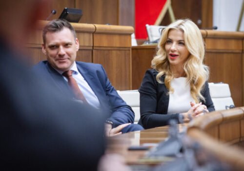 Odvolávanie Tarabu a Šimkovičovej sa nezačalo, parlament nebol uznášaniaschopný – VIDEO