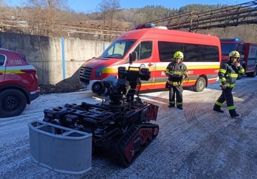 Hasiči zasahujú pri požiari výrobnej haly v obci Hronec, všetkých zamestnancov evakuovali – FOTO