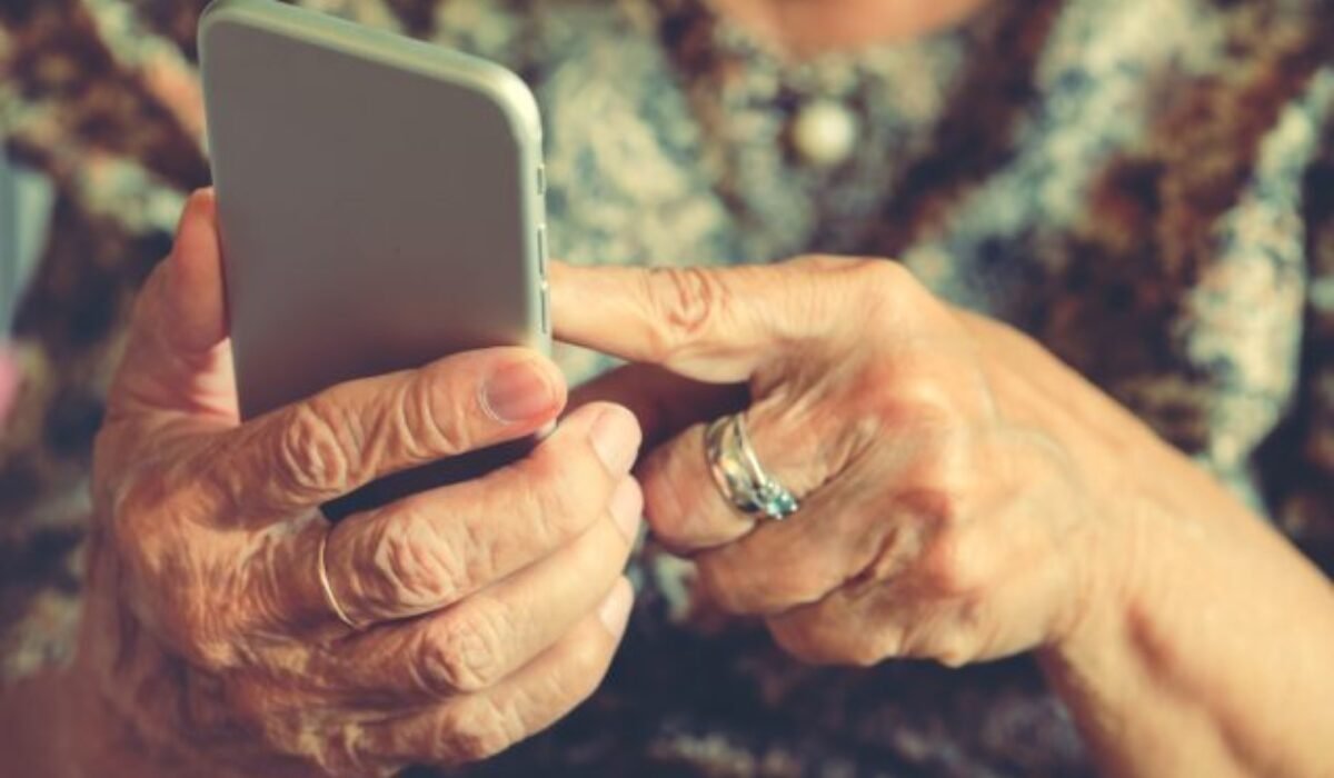 Podvodník oklamal 72-ročnú seniorku a v jej mene si zobral päťtisícový úver