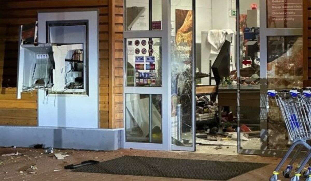 Rohožníkom sa v noci ozval výbuch, lupiči si z poškodeného bankomatu zobrali takmer osemdesiattisíc eur