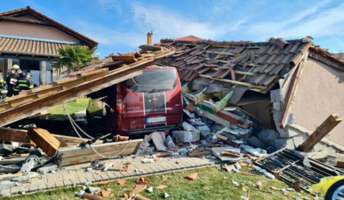 Z garáže zostali trosky. Výbuch propán-butánovej fľaše vážne zranil 45-ročného muža, do nemocnice ho transportoval vrtuľník – FOTO