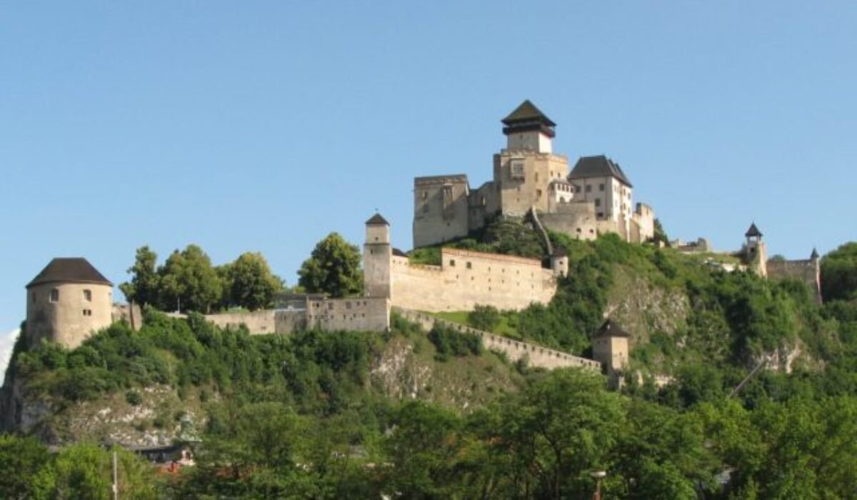 Turistov stále lákajú slovenské hrady aj kúpele. Trenčiansky kraj hlási úspech v ich návštevnosti