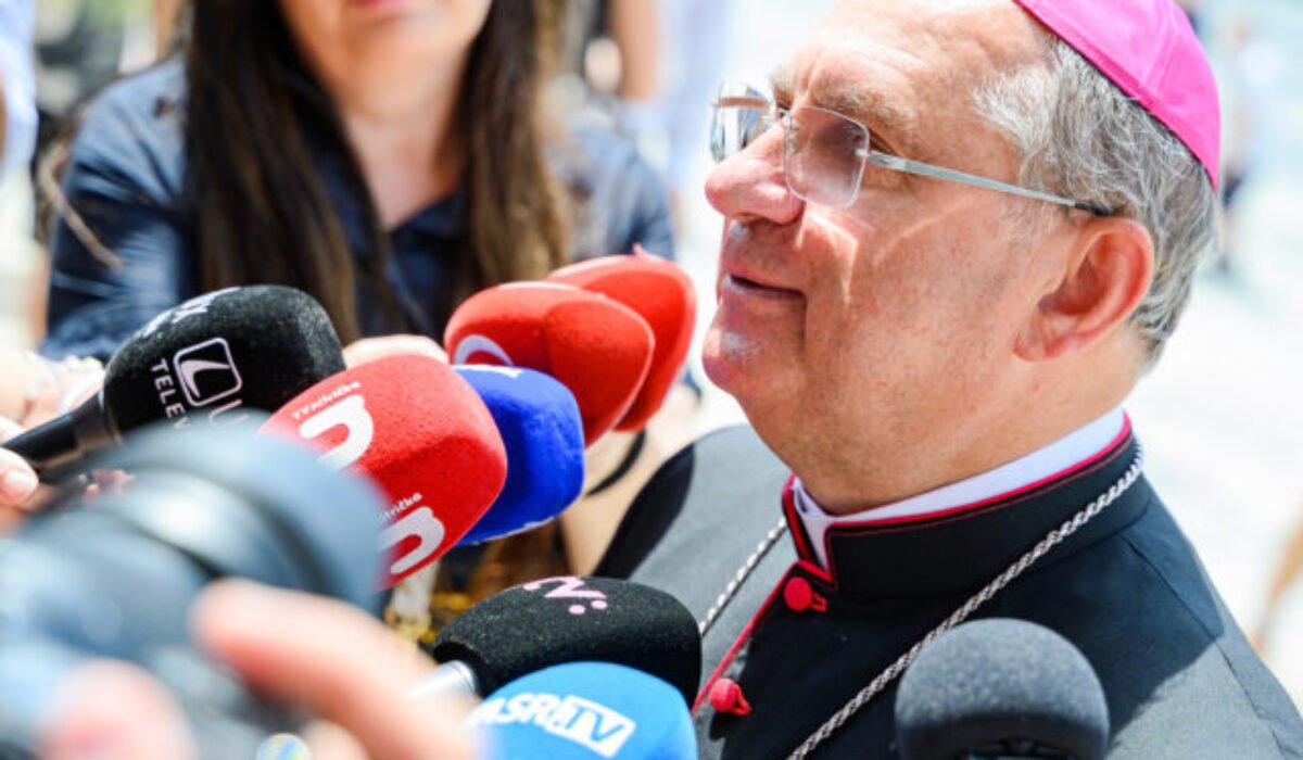 Cirkev sa od začiatku vojny aktívne zapája do pomoci Ukrajine, pripomínajú biskupi na sklonku 3. výročia ruskej invázie