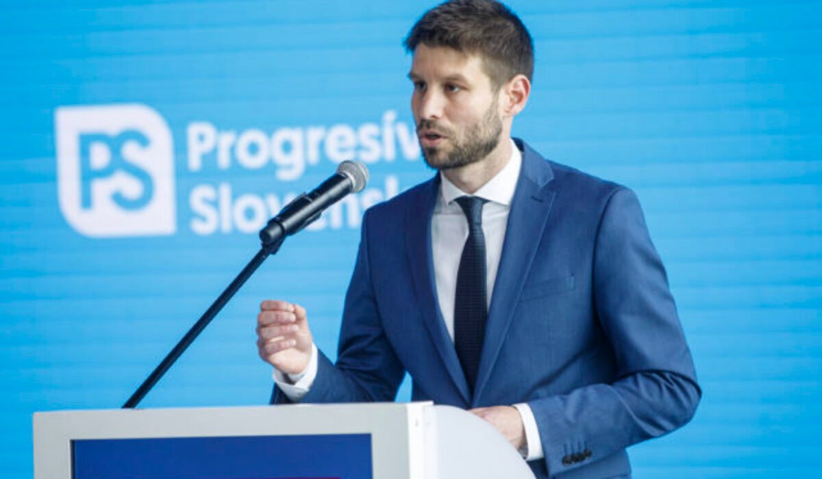 Fico žiada ministerstvá o zoznamy dotácií poskytnutých mimovládkam. Šimečka sa pýta, či v kopírovaní Muska zájde aj ďalej – FOTO