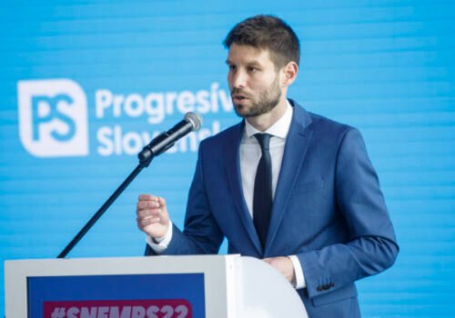 Fico žiada ministerstvá o zoznamy dotácií poskytnutých mimovládkam. Šimečka sa pýta, či v kopírovaní Muska zájde aj ďalej – FOTO