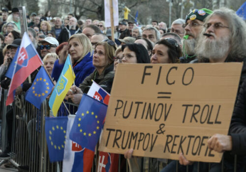 Protestujúci v Košiciach kričali „Dosť bolo Fica“, kritizovali Blahu aj Erika Kaliňáka – VIDEO, FOTO