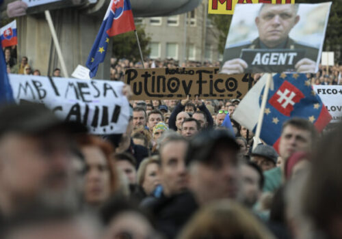 V piatok vyjadrili protestujúci na Slovensku i v zahraničí nespokojnosť s Ficovou vládou – VIDEO, FOTO