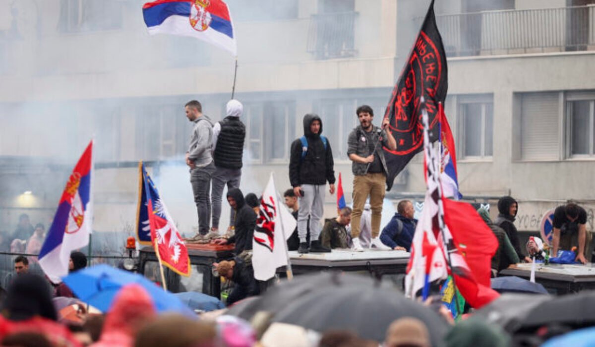 Do srbskej metropoly prichádzajú na protikorupčný protest tisíce demonštrantov – FOTO, VIDEO