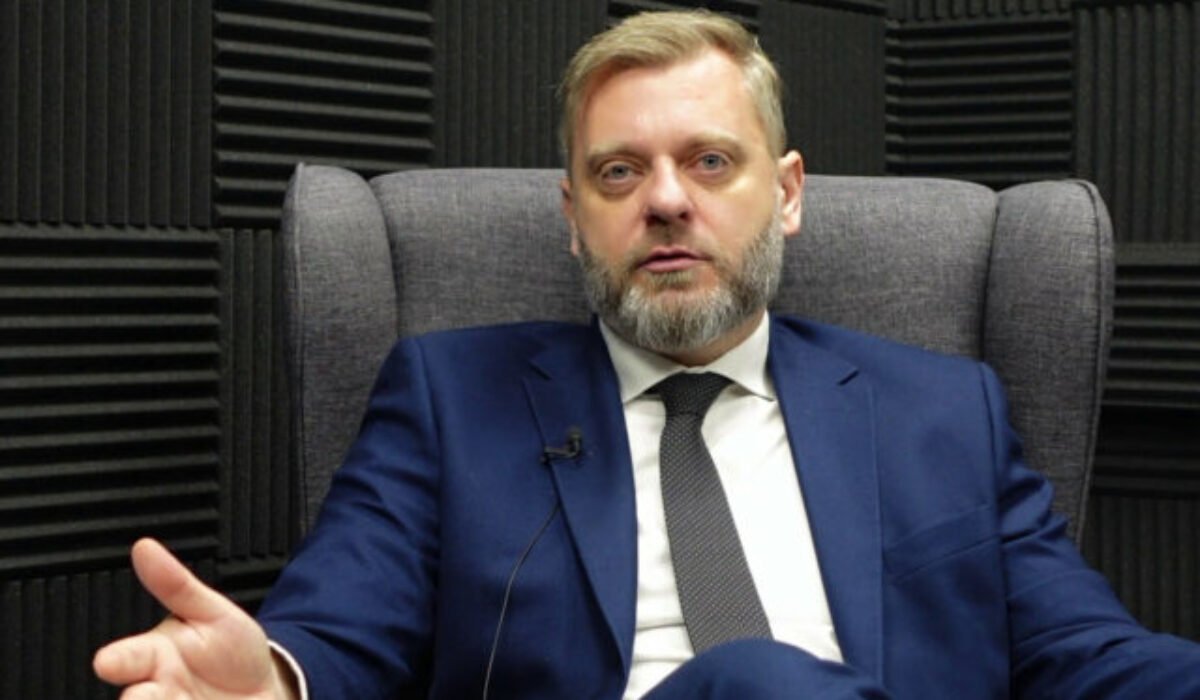 Ficovi sa nedarí riešiť vnútropolitickú situáciu, podľa Krúpu sa to snaží prekryť zahraničnými témami