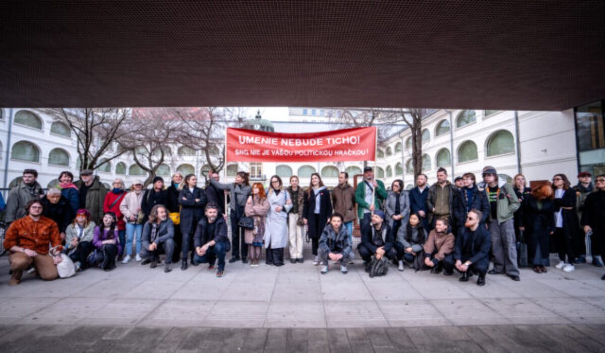 Výtvarná a kultúrna obec spustila pred SNG štafetový protest – FOTO