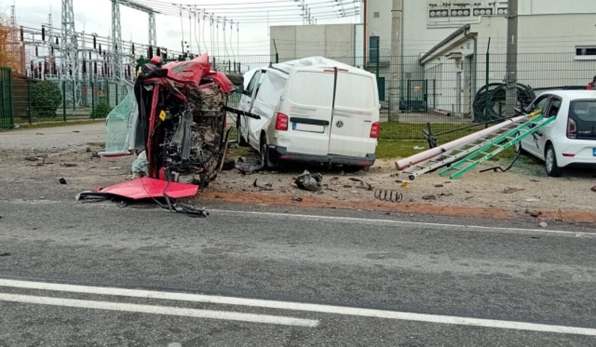 Vozidlo začalo po náraze horieť, tragickú dopravnú nehodu v Myjave neprežil 84-ročný vodič – FOTO