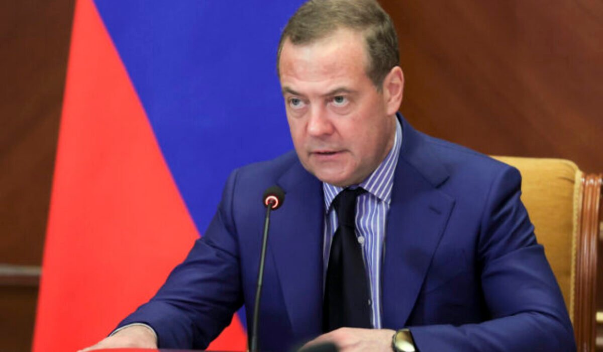 Medvedev označil Macrona a Starmera za špinavcov pre ich plán mierových síl na Ukrajine