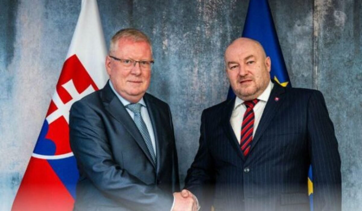 Huliak sa stretol s ruským veľvyslancom. Ministrom nemal byť ani vo Ficovom zlepenci, kritizuje Šimečka