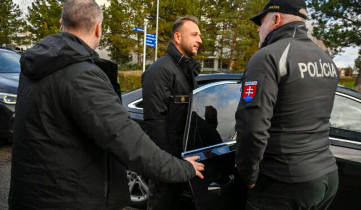 Šutaj Eštok ohlásil nové policajné košele za vyše 20 miliónov eur, materiál aj firmu sprevádzajú pochybnosti