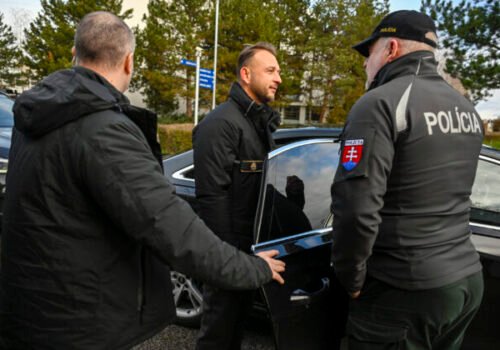 Šutaj Eštok ohlásil nové policajné košele za vyše 20 miliónov eur, materiál aj firmu sprevádzajú pochybnosti