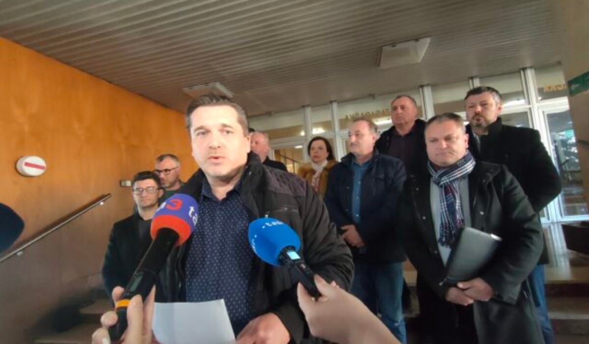 Košický klub odovzdal v podateľni mestského magistrátu návrh na zmenu Štatútu mesta Košice