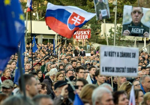 Občania v Bratislave opäť pôjdu do ulíc, proti „ruskému zákonu“ budú pochodovať až k parlamentu